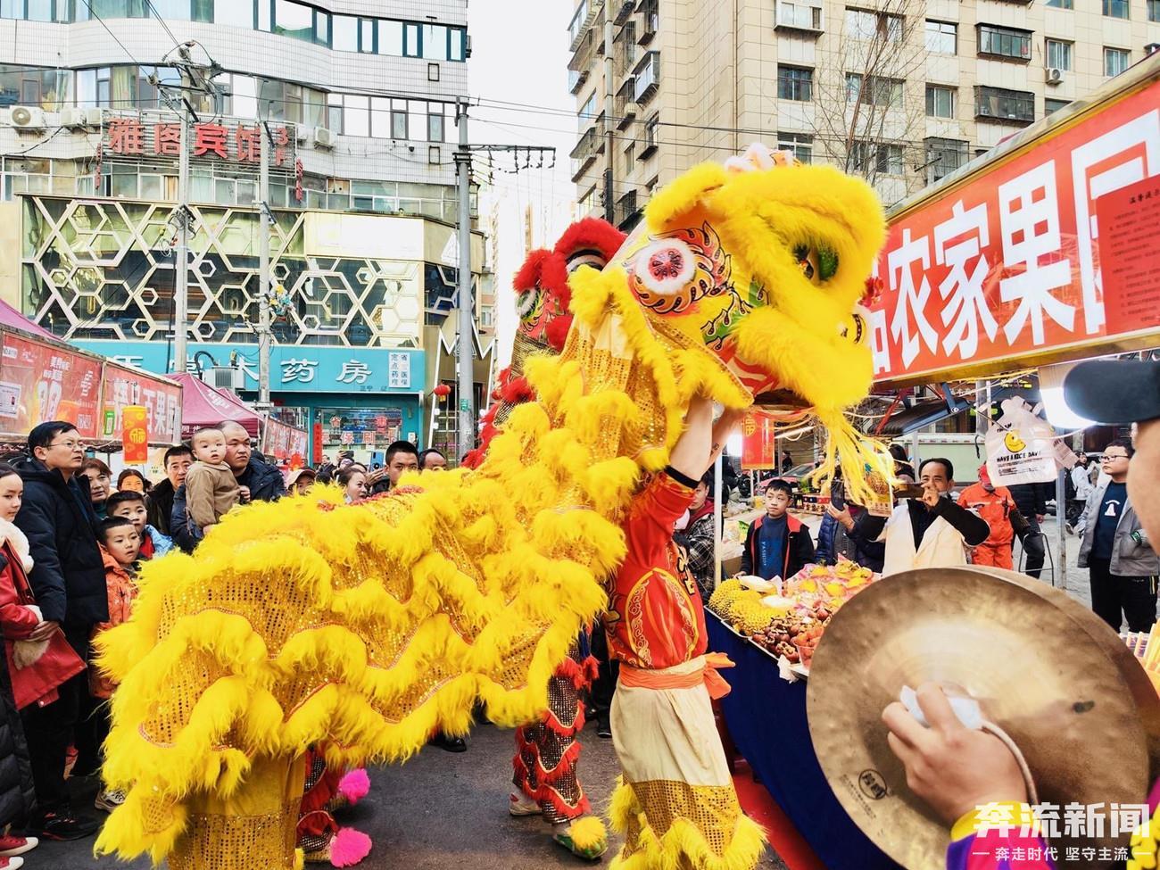 社火民俗进夜市 锣鼓醒狮闹新春(29844449)-20240222182209_副本.jpg